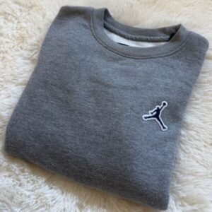 Buzo gris deportivo con detalles bordados