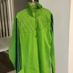 Campera deportiva de color verde neón.