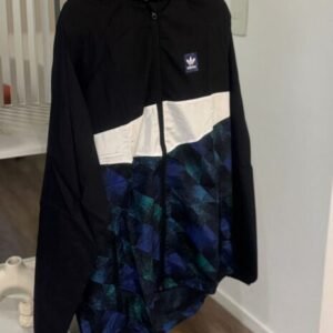 Campera rompevientos con diseño geométrico