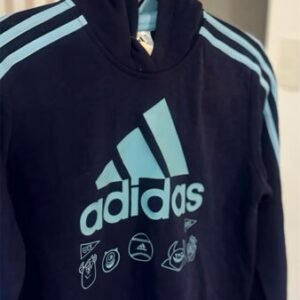 Buzo deportivo azul marino con detalles celestes