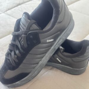 Zapatilla deportiva negra